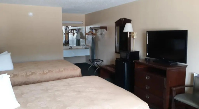 Четырёхместный номер Standard Angel Inn Near IMAX, a Travelodge by Wyndham