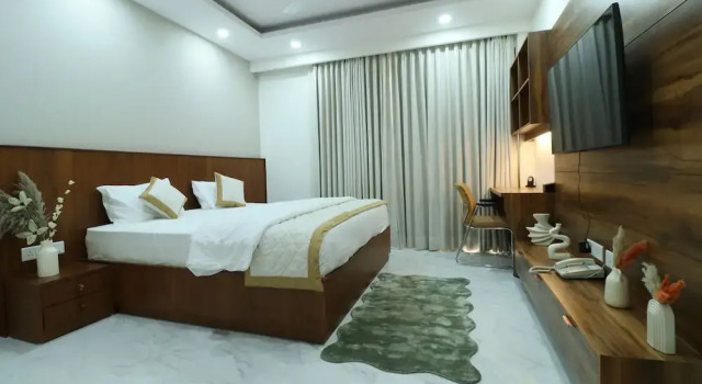 Люкс с балконом Escape Stays and Serviced Apartments