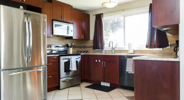 Коттедж с 6 комнатами Spacious 6Bed 2bath Bungalow near WEM, w free parking & WiFi!