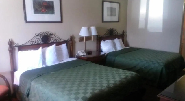 Четырёхместный номер Standard Days Inn by Wyndham Kingman East