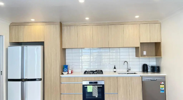 Коттедж NO PARTY ALLOWED, Entire Brand New 3 bedroom townhouse, free unlimited fibre wifi and free parking