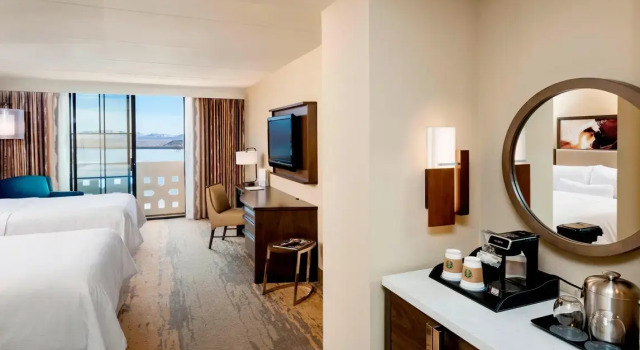 Четырёхместный номер Standard с видом на озеро The Westin Lake Las Vegas Resort & Spa