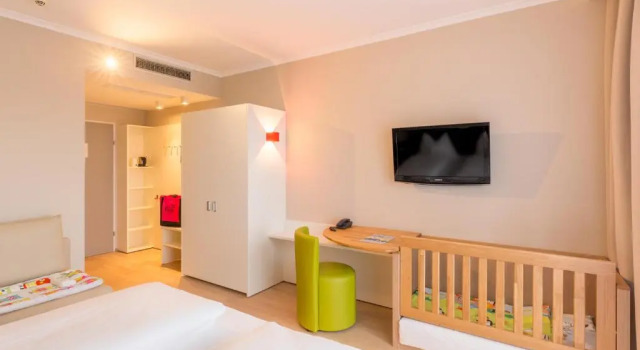 Семейный номер Standard с балконом All in Red Thermenhotel