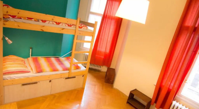 Кровать в общем номере GoodMo House