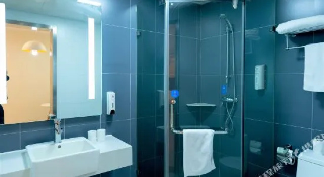 Семейный номер Standard Hanting Hotel Shanghai Nanjing Road Padestrian Street Center