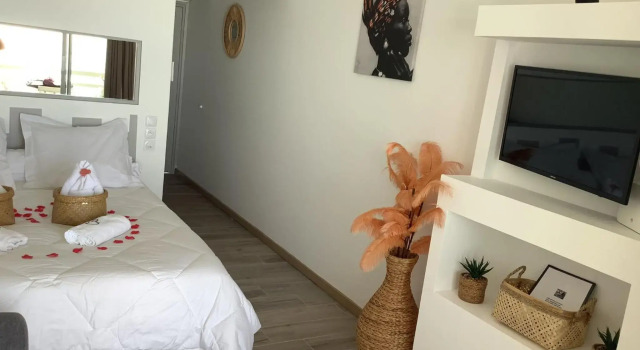 Lady laying, Prenota Hotel Hotel a Fort-de-France con piscina, Piscina