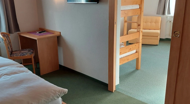 Четырёхместный номер Standard с балконом Hotel GARNI Mittenwald
