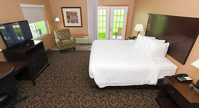 Двухместный люкс Standard Cobblestone Inn & Suites - Denison | Majestic Hills