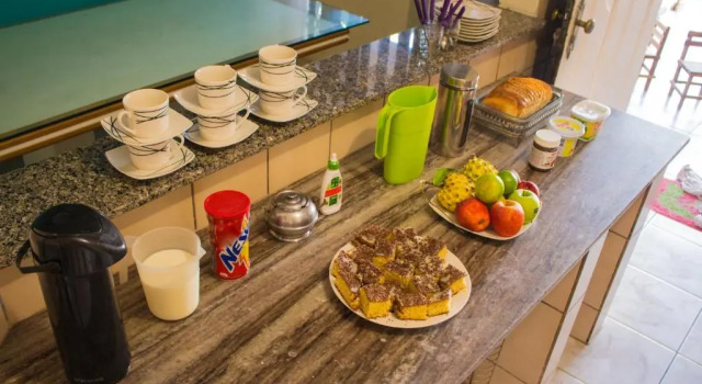 Fica, Vai ter Bolo Hostel