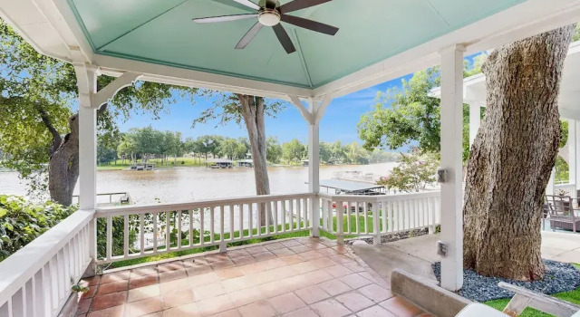 Коттедж Dock, Patio & Grill! Waterfront Lake Dunlap Home