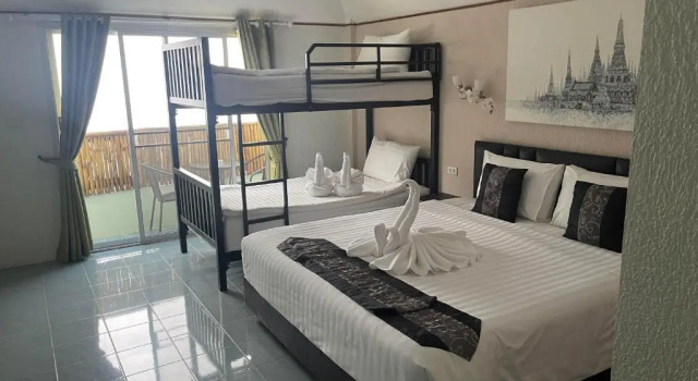 Четырёхместный номер Standard с балконом Samui Green Hotel