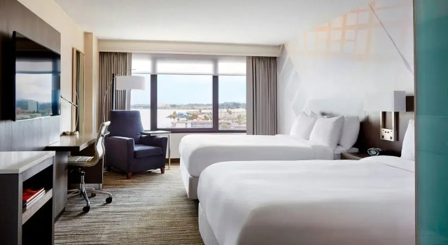 Четырёхместный номер Standard с видом на залив San Francisco Airport Marriott Waterfront