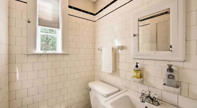Коттедж 3-acre Property: Charming Dutch Country Colonial