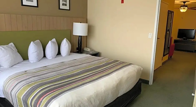 Шестиместный номер Premium Country Inn & Suites by Radisson, West Valley City, UT