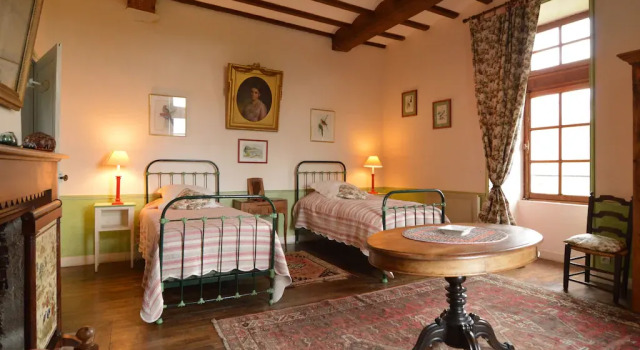Gorgeous Mansion with Pool in Saint-Paul-du-Bois, Prenota Hotel Saint-Paul-du-Bois 