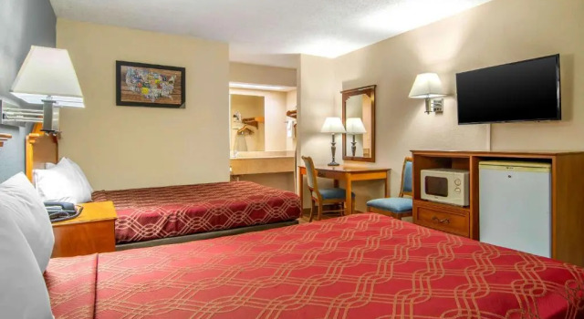 Standardowy czteroosobowy pokój Econo Lodge Helen