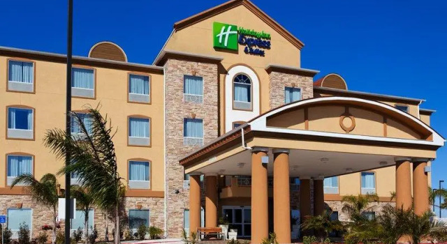 Кровать в общем номере Holiday Inn Express Hotel & Suites Corpus Christi-Portland by IHG
