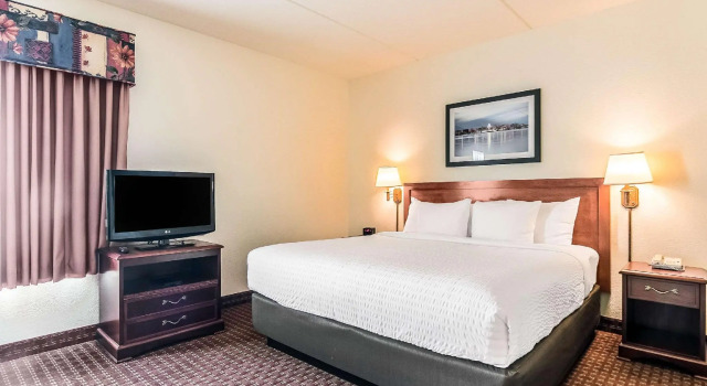Люкс Clarion Suites at The Alliant Energy Center