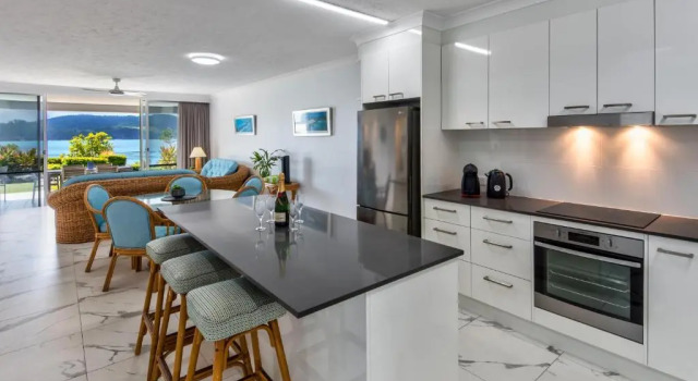 Коттедж с 2 комнатами Frangipani Beachfront Lodge F5 on Hamilton Island by HamoRent