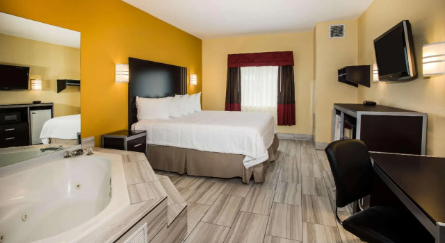 Двухместный люкс Days Inn & Suites by Wyndham Augusta Near Fort Eisenhower