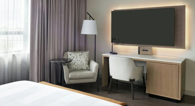 Четырёхместный клубный номер Standard Kingston Marriott Hotel