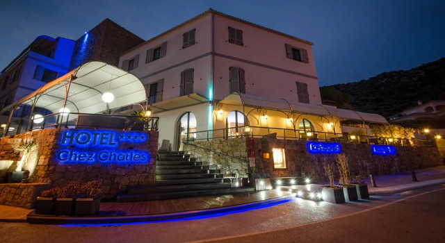 Hotel Chez Charles, Varaa Hotelli Lumio 