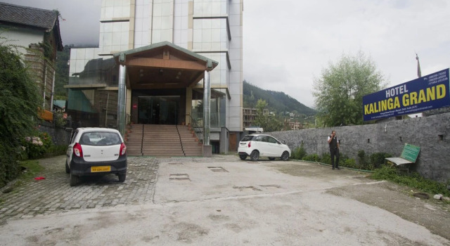 OYO 1414 Hotel Kalinga Grand, Забронировать Отель Отели Манали с парковкой, Парковка