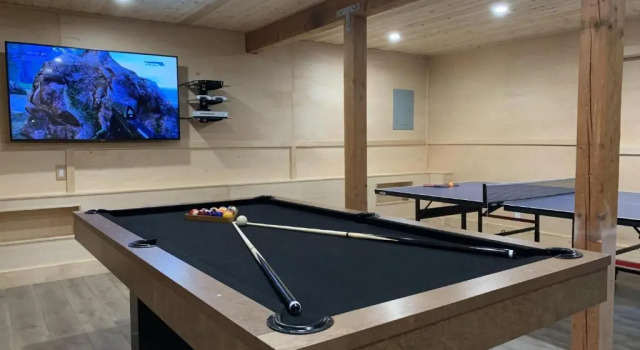 Коттедж Spectacular Game Room, 3000 sqft, 2 Masters, Pool Table, 2 Decks, AC, Dogs
