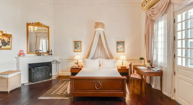 Номер Luxury с балконом Dalat Palace Heritage Hotel