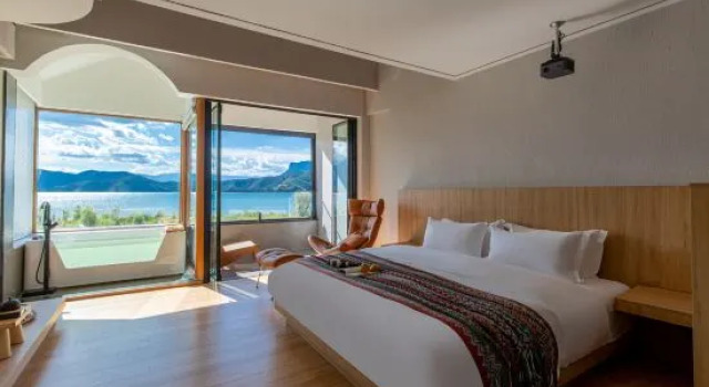 Люкс с балконом и с видом на озеро Golden Seashell Lake scenic beauty Hostel