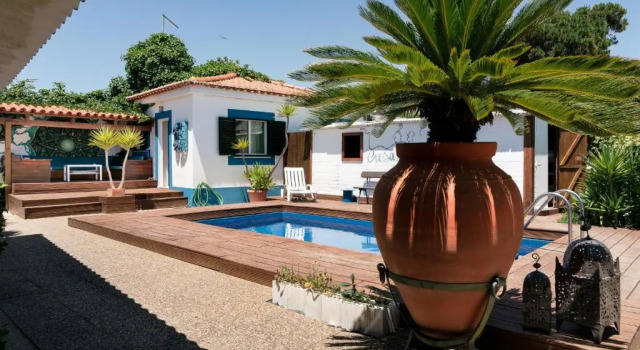 Кровать в общем номере Casa da Mata SurfHouse