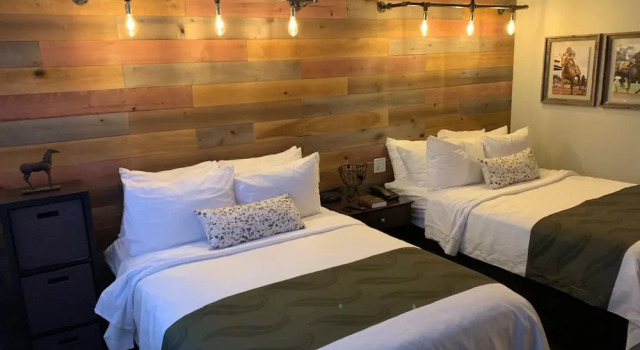 Четырёхместный люкс Cedar Stables Inn & Suites