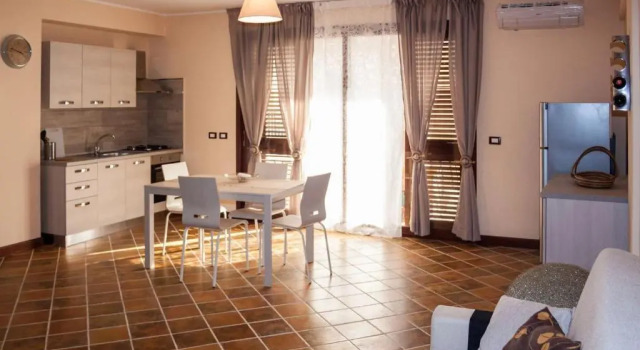 Casa La Ferula - Appartamento 2 con balcone, Забронировать Апартаменты/квартира Апартаменты Сант-Алессио-Сикуло, Апартаменты/квартира