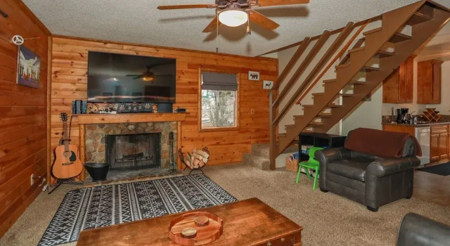 Maple Hill Lodge 2 Bedroom Home by RedAwning
