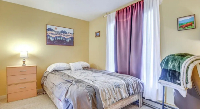 < 1/2 Mi to Sugarbush Resort: Condo w/ Deck!