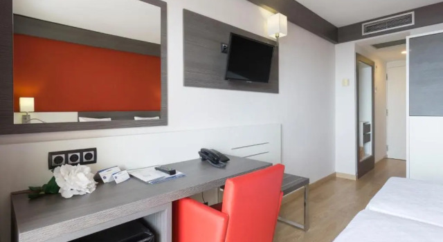 Семейный номер Standard с видом на бассейн Medplaya Hotel Santa Monica