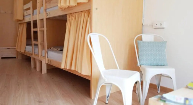 Кровать в общем номере Albergue O Peirao