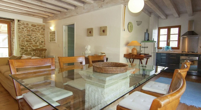 Cottage in France With Covered Terrace, Book Feriehus Sommerhuse i Charente, Hytte