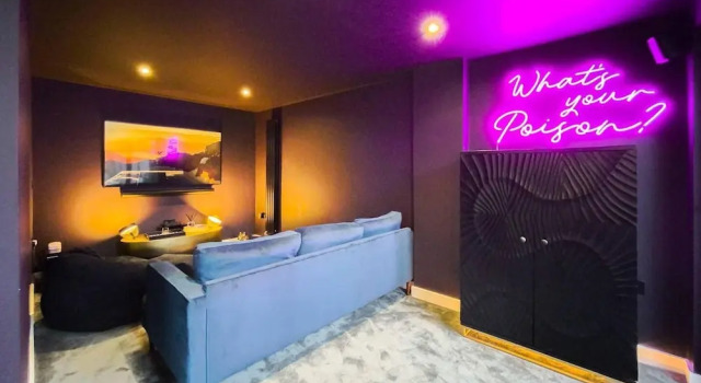 Stunning 4 Bed House With Cinema Room & Parking, Rezervasyon Tatil Evi Merseyside villalar, Villa