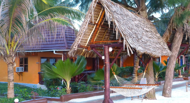Отель Mnarani Beach Cottages
