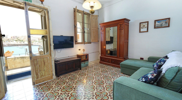 Classic 1BR Seafront Townhouse & Garden
