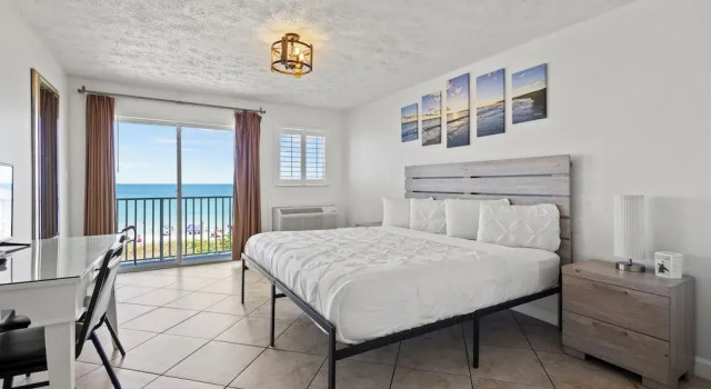 Oceanfront Inn Room #25- Ocean View Balcony King Bed, Buchen Sie Hotel Fort Pierce Shores Florida