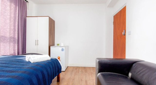 Broxbourne House - Deluxe Guest Room 2