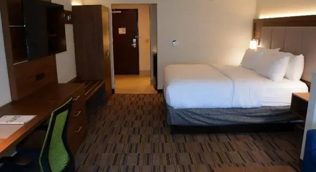 Holiday Inn Express and Suites Pittsburgh - Monroe, Boek Hotel Hotels in Monroeville met parkeren, Parkeren