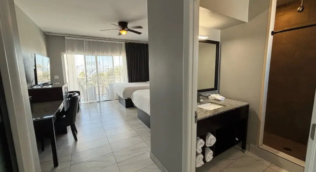 Четырёхместный семейный номер Standard с балконом и с красивым видом из окна Grace Bay Suites