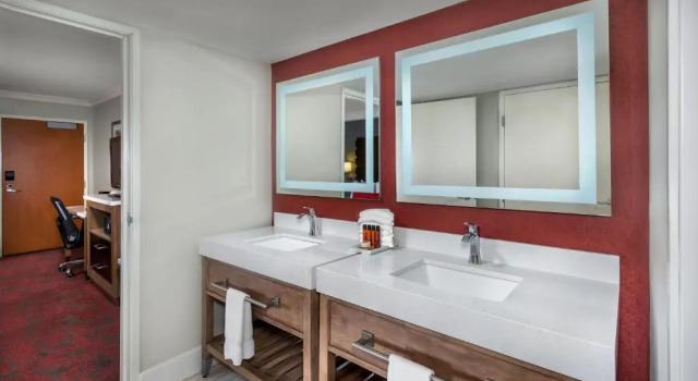 Люкс с 2 комнатами Desert Palms Hotel & Suites Anaheim Resort