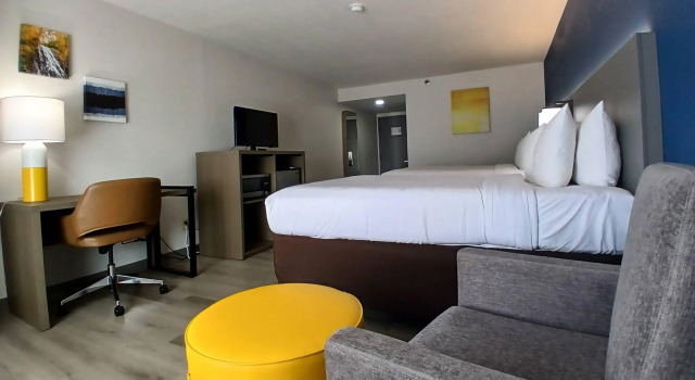 Четырёхместный люкс Comfort Inn near Downtown & Blue Ridge PKWY