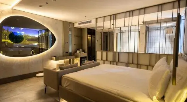 Трёхместный люкс с красивым видом из окна Four Hills Hotel