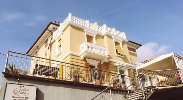 Hotel Ines, Забронировать Отель Отели в центре Варацце с завтраком, отели в центре Варацце с завтраком