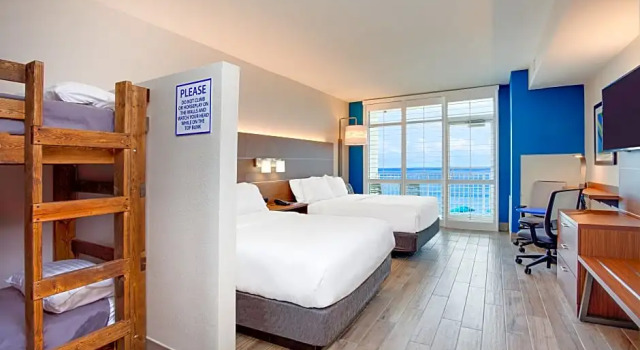 Шестиместный номер Standard oceanfront Holiday Inn Express & Suites Panama City Beach - Beachfront by IHG